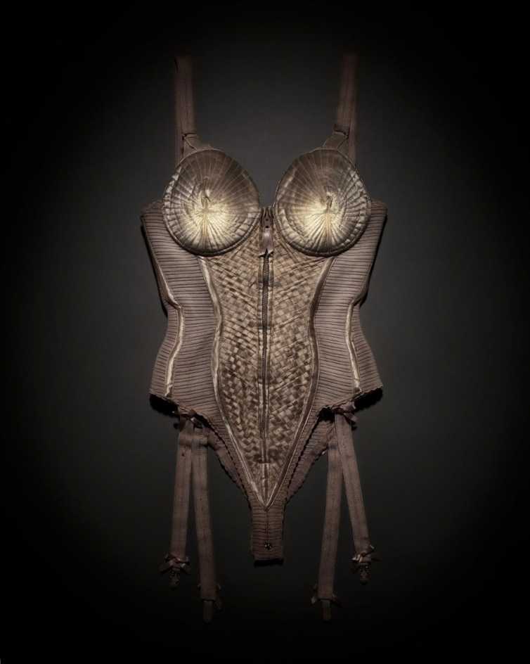 Emil Larsson Madonna 1990 Body-corset porté par Madonna, Blond Ambition World Tour, 1990 Publié dans Dazed & Confused, avril 2008 © Emil Larsson, 2008